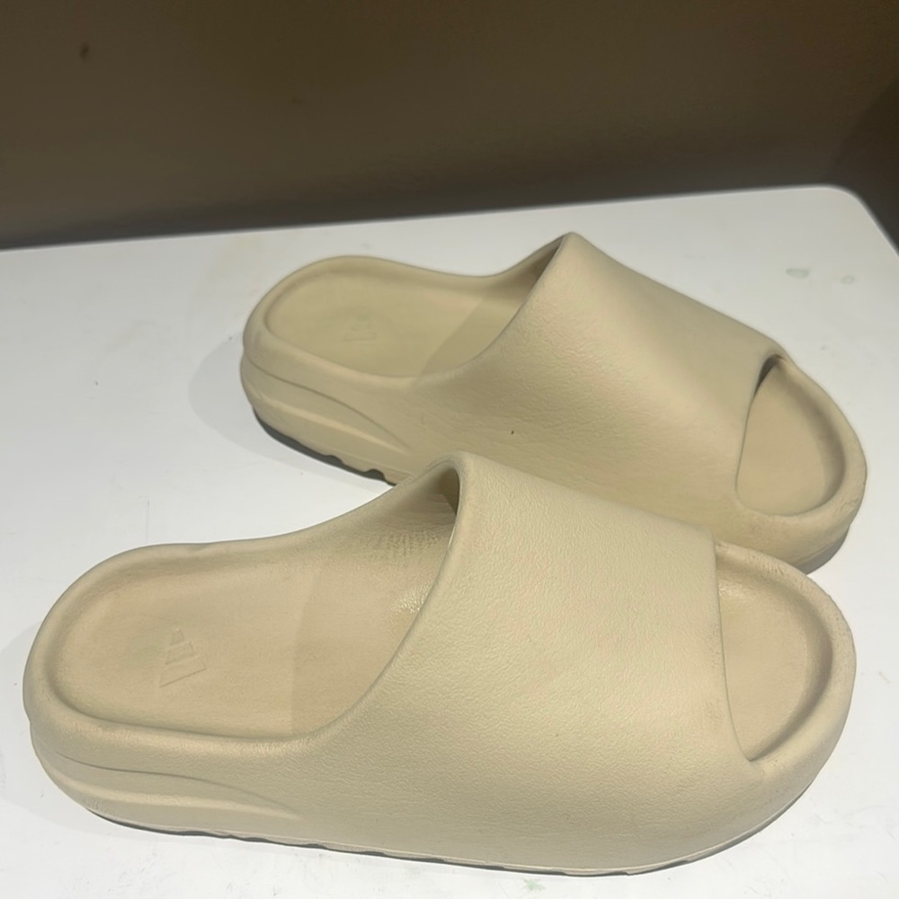 Yeezy Kids Slippers in Cream